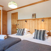 One of the twin bedrooms in chalets Foehn, Covie and Charmille